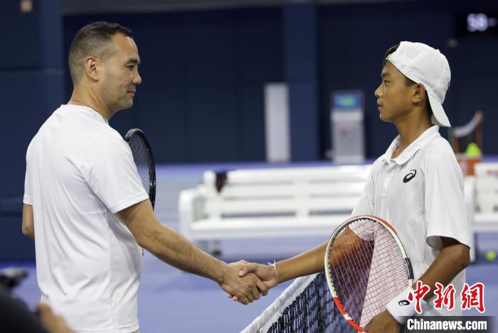 闊別兩年后，王發(fā)(右一)和王育喜(左一)再握手。　黃迪燊 攝