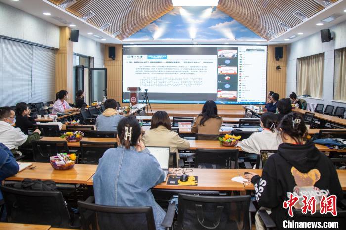 圖為論壇會議現(xiàn)場?！⊥瑬|放 攝