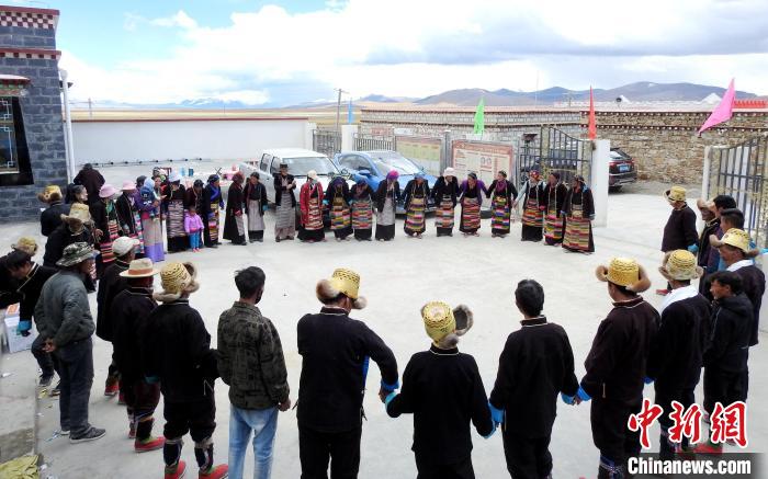 圖為普瑪江塘鄉(xiāng)民眾載歌載舞?！±丝ㄗ涌h網(wǎng)信辦供圖