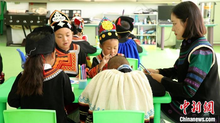 正在上課的學(xué)生?！√茊⒑?攝