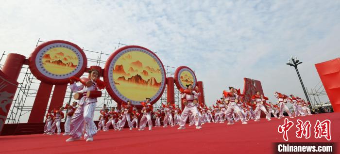 圖為山西翼城花鼓展演?！×赫赵?攝