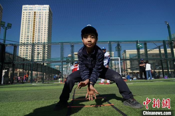 圖為小棒球手進行接球動作訓(xùn)練?！●R銘言 攝