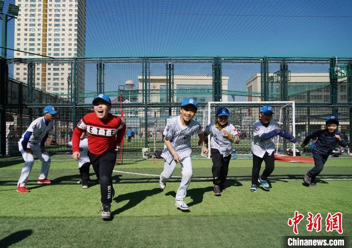 圖為小棒球手們進行體能訓(xùn)練?！●R銘言 攝