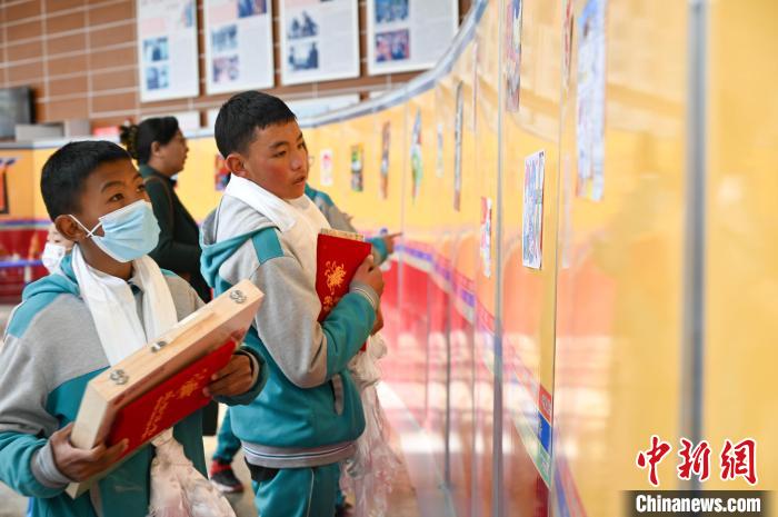 圖為學(xué)生參觀繪畫展?！≮w朗 攝