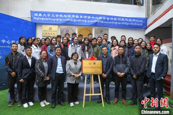 圖為揭牌儀式上合影?！∝暩聛硭?攝