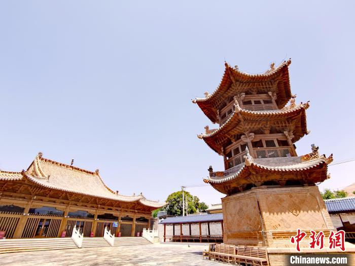 圖為阿河灘清真寺局部?！?zhí)砀?攝