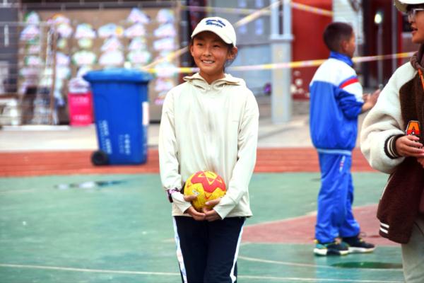 在高原上教孩子們打手球，“慢慢兒來(lái)，甭著急！”