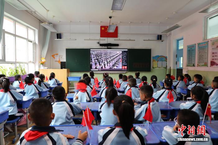 青海西寧：小學(xué)生“零距離”接受國(guó)防教育