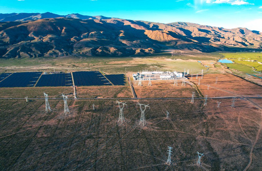 阿里與藏中電網(wǎng)聯(lián)網(wǎng)工程和沿線光伏電站。趙清鵬攝