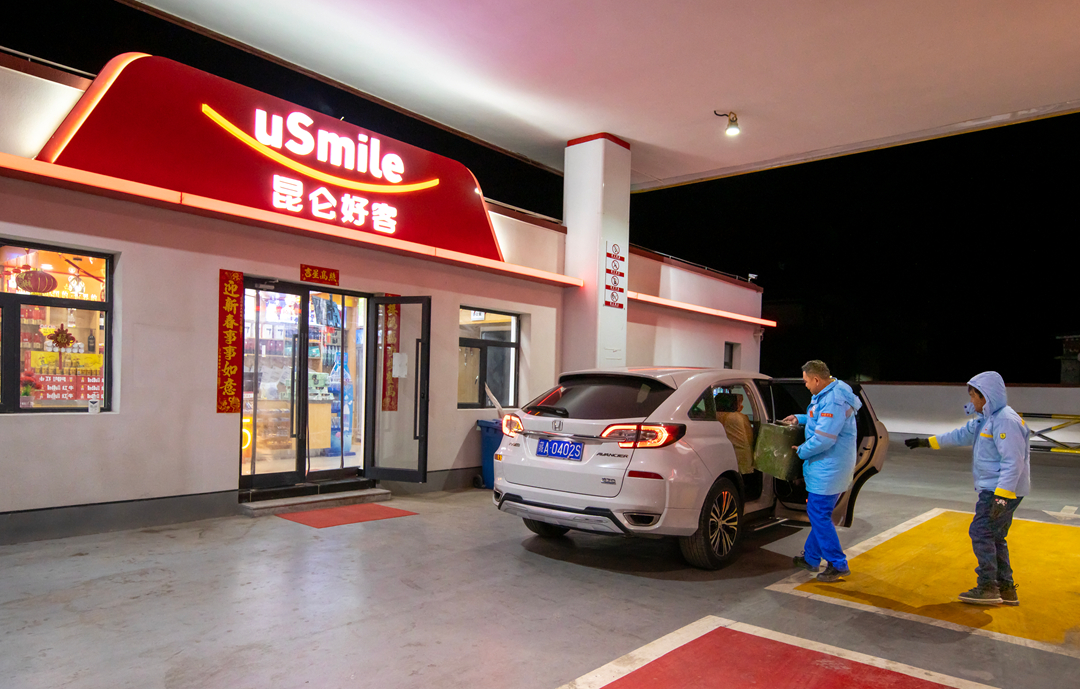 雙湖加油站經(jīng)理索旺（左）與員工桑珠踏上救援路。呂殿杰攝