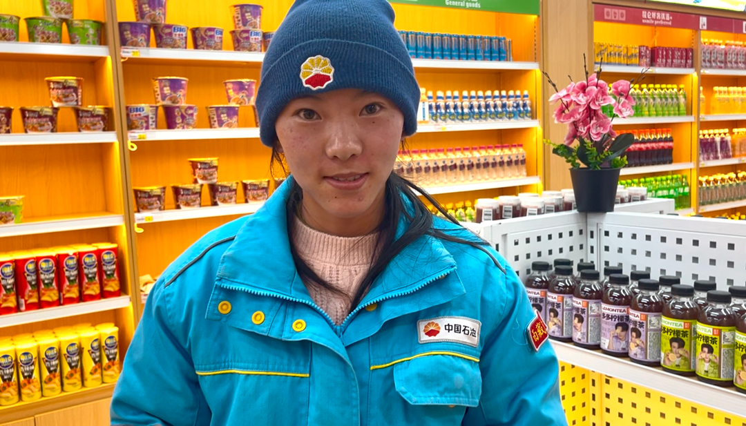 00后員工桑旦卓瑪在便利店值班。呂殿杰攝