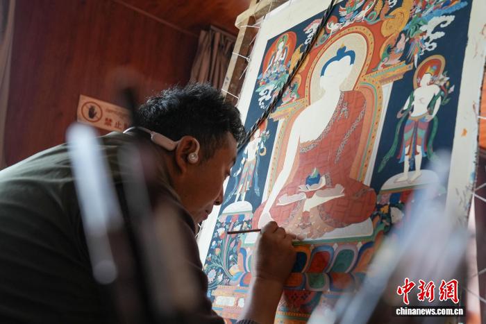 西藏日喀則傳承唐卡技藝傳統(tǒng)手工業(yè)帶動民眾增收