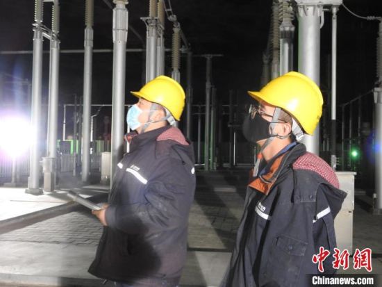 圖為5月10日凌晨，國(guó)網(wǎng)青海檢修公司柴達(dá)木換流站運(yùn)維人員在進(jìn)行柴拉直流系統(tǒng)停電操作?！∫杂?攝