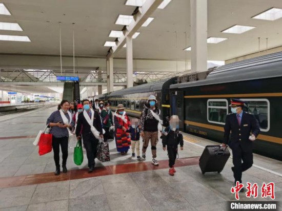 圖為拉薩車站工作人員為西藏先心病患兒和陪同人員提供“綠色”接力幫扶，并開通了專門通道，讓他們快速進站上車。拉薩車站 供圖
