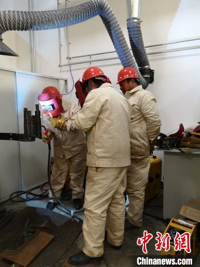 圖為學(xué)員正在進行電焊技能學(xué)習(xí)。　范麗芳 攝