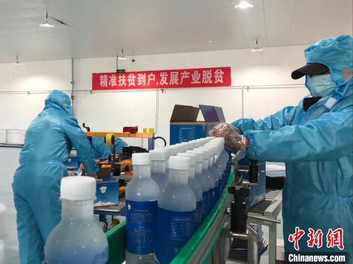 圖為阿里地區(qū)措勤縣某飲用水加工公司，該公司以“基地+公司+貧困民眾”為運營模式，帶動貧困民眾68戶232人。　謝牧 攝