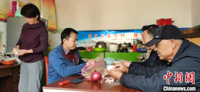 圖為扶貧路上“臨時一家人”準(zhǔn)備午餐?！∥航ㄜ?攝