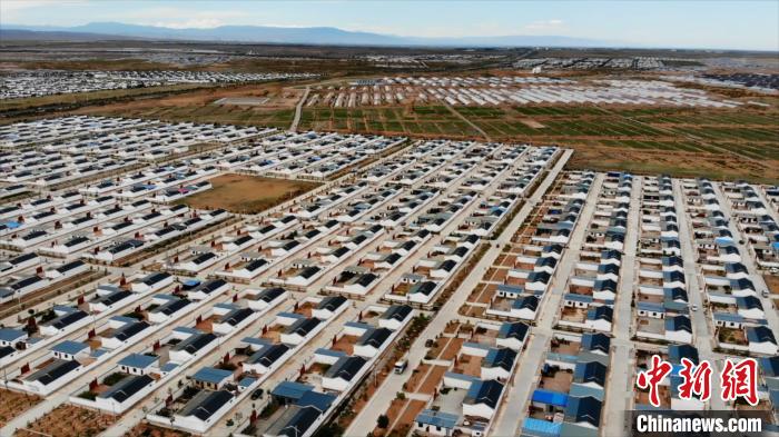 圖為航拍的武威市古浪縣黃花灘生態(tài)移民區(qū)富民新村。(資料圖) 李亞龍 攝