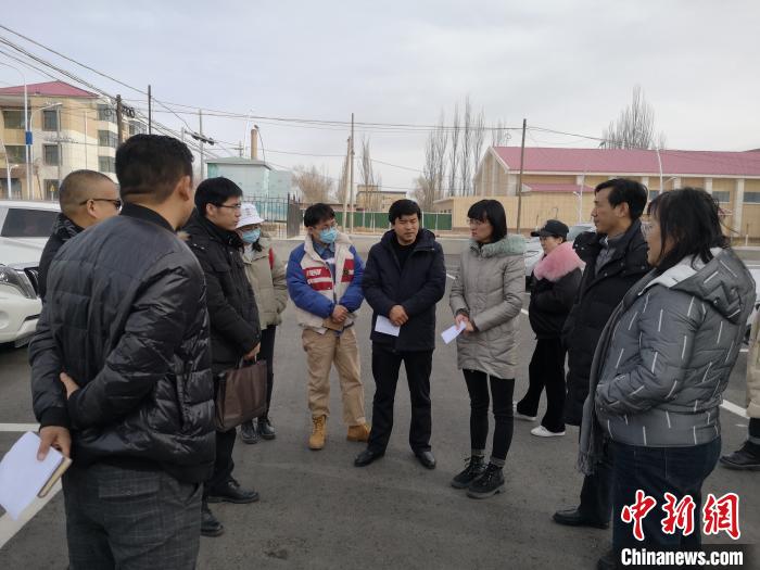 圖為青海大學工作人員正在現(xiàn)場考察該項目進行情況?！±罱瓕?攝