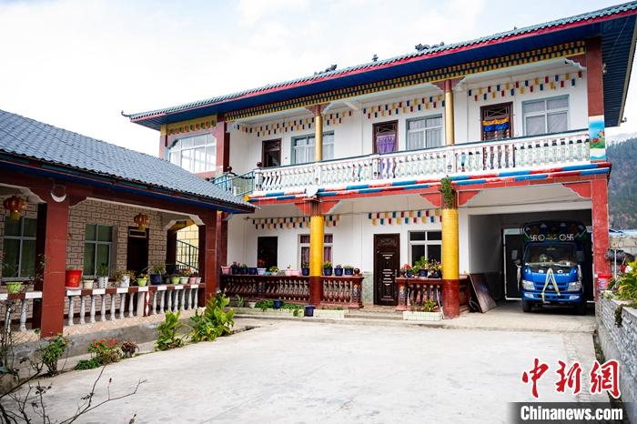 1月30日，嘎腰村，僜人苦梅夏自家的兩層樓房。<a target='_blank' ><p  align=