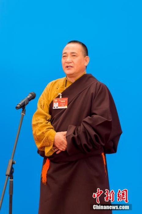 3月10日，全國政協(xié)十三屆四次會議第三場“委員通道”采訪活動在北京人民大會堂新聞發(fā)布廳舉行。圖為全國政協(xié)委員洛桑山丹通過網(wǎng)絡視頻方式接受媒體采訪。<a target='_blank' ><p  align=