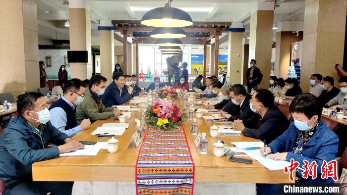 圖為國(guó)家糧食產(chǎn)業(yè)(青稞深加工)技術(shù)創(chuàng)新分中心在西藏拉薩掛牌儀式現(xiàn)場(chǎng)?！∝暽＠?攝