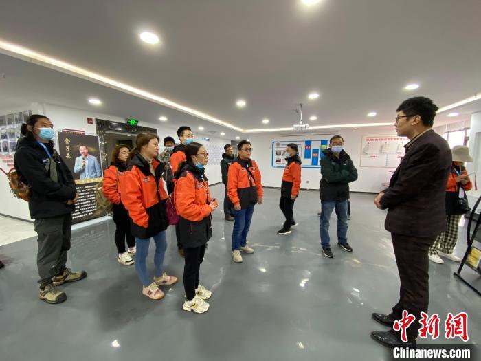 圖為2021瀾湄萬里行中外媒體在昌都新區(qū)采訪?！±罱瓕?攝