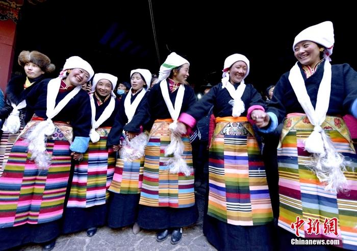 資料圖為2014年12月6日，拉薩民眾歡度“仙女節(jié)”。 <a target='_blank' href='/'><p  align=