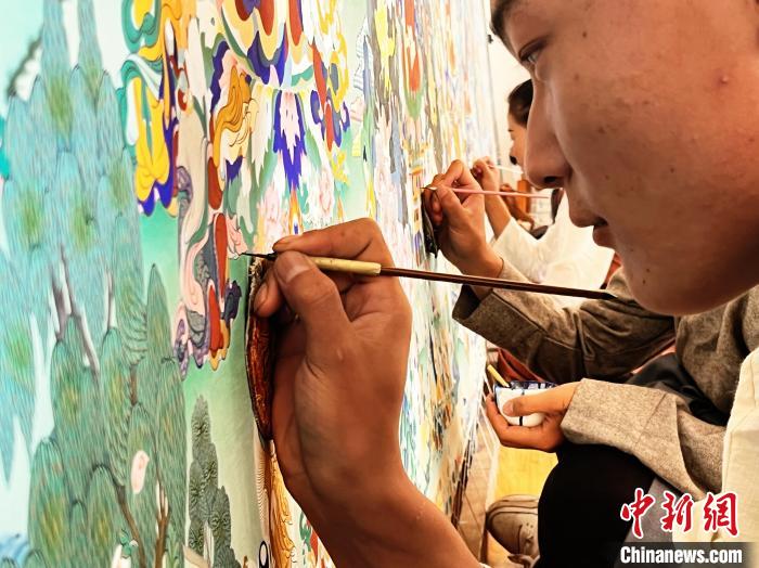 圖為畫(huà)師繪畫(huà)唐卡。　馬文莉 供圖