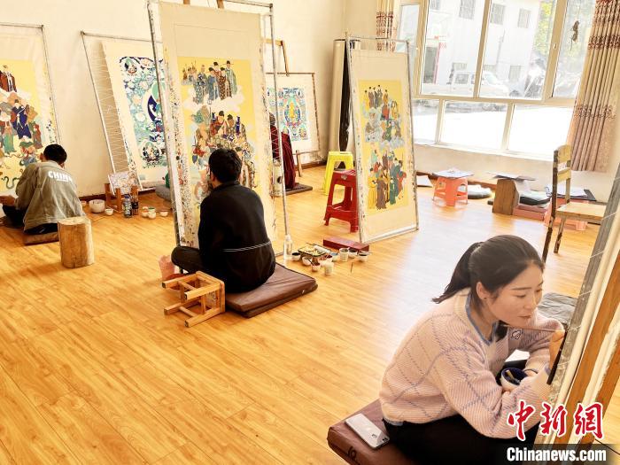圖為畫(huà)室內(nèi)學(xué)徒練習(xí)繪畫(huà)唐卡?！●R文莉 供圖