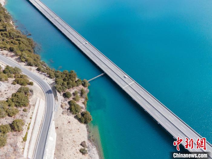 圖為西藏林拉高等級(jí)公路多布湖段風(fēng)光?！〗w波 攝
