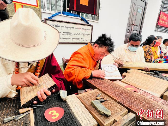 圖為2022年，聶榮縣當(dāng)木江鄉(xiāng)“鄉(xiāng)村振興那曲奮進(jìn)”活動雕刻比賽現(xiàn)場。資料圖 那曲市“鄉(xiāng)村振興 那曲奮進(jìn)”活動辦供圖