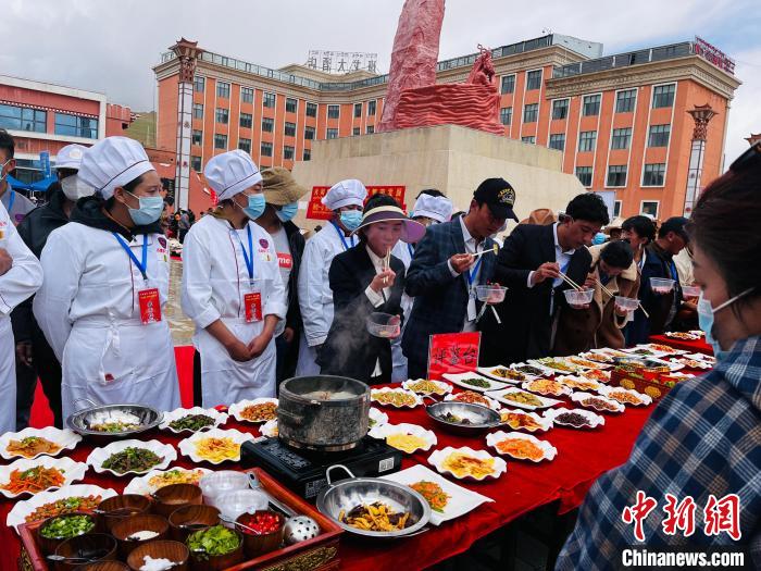 圖為2022年，班戈縣“鄉(xiāng)村振興那曲奮進(jìn)”廚藝大賽現(xiàn)場。資料圖 那曲市“鄉(xiāng)村振興 那曲奮進(jìn)”活動(dòng)辦供圖