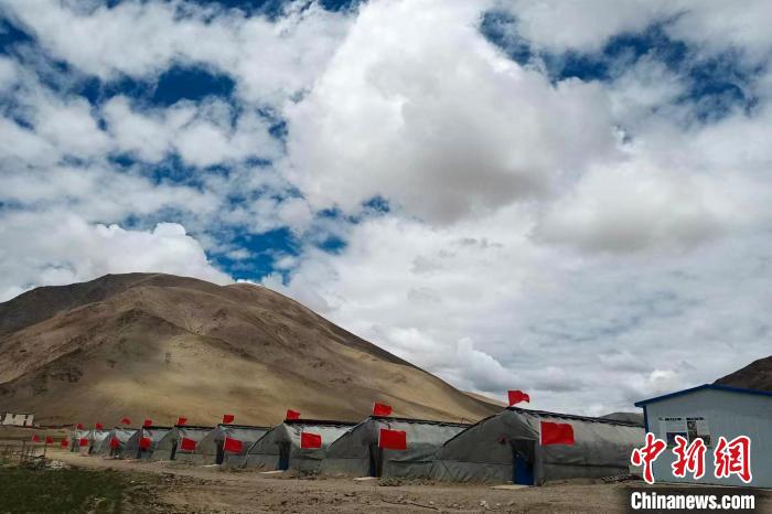 圖為西藏康馬縣的高原溫室大棚?！⒔ㄜ?攝