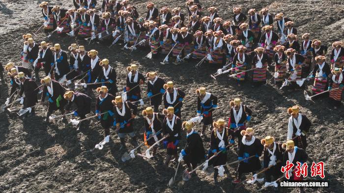 西藏雍布拉康腳下舉行春耕儀式播撒新春第一粒種子