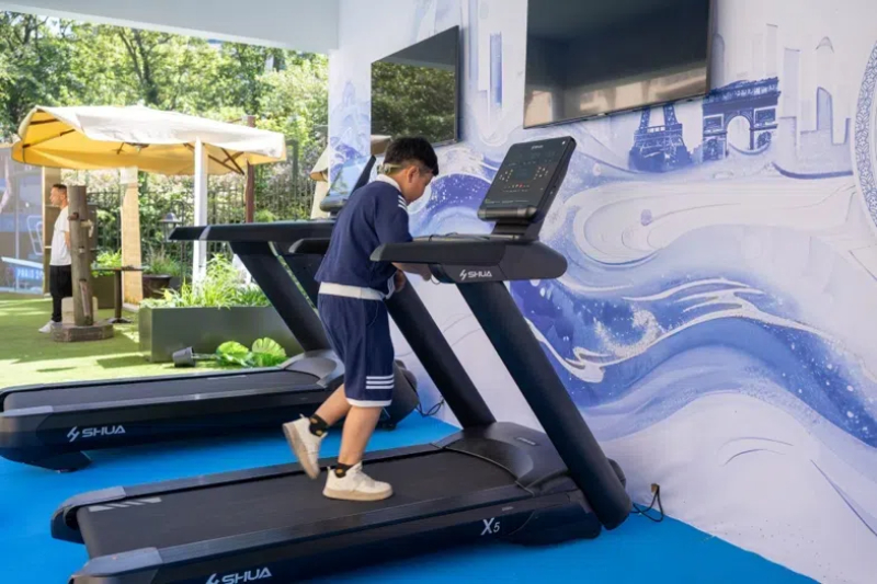小朋友在智慧體育公園體驗跑步機(jī)。巴黎