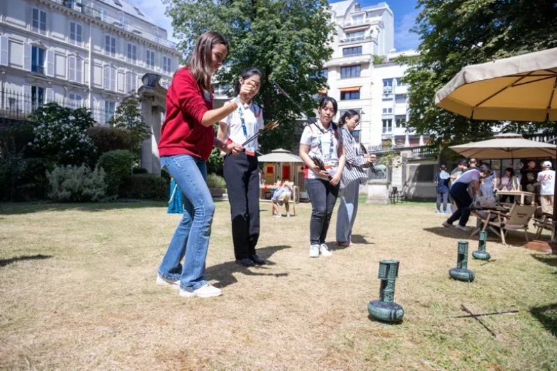 中外友人體驗投壺游戲。巴黎