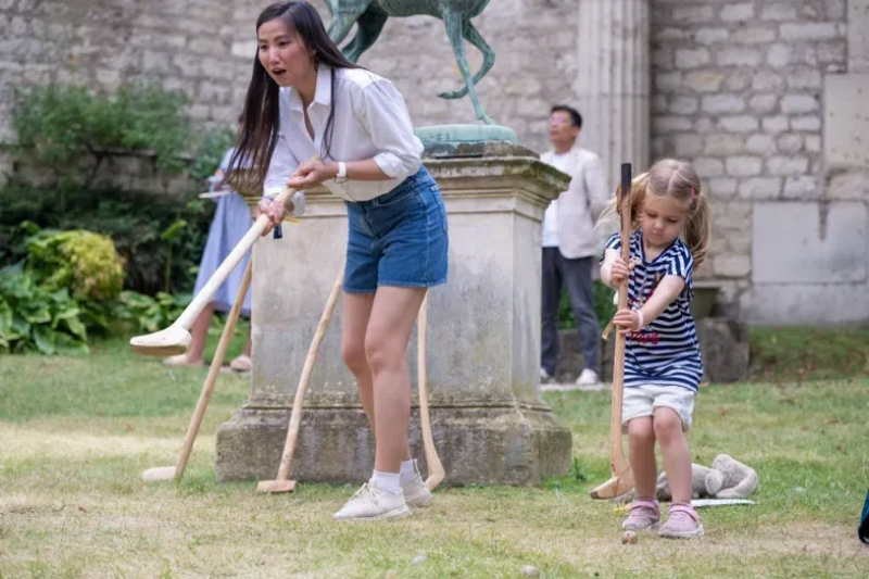 小朋友體驗捶丸游戲。巴黎