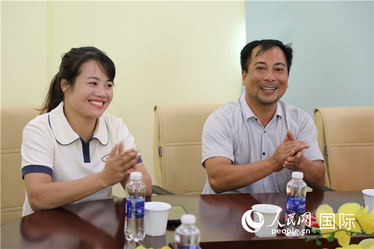 越南沙巴市黃連寄宿制民族小學老師阮氏秋姮、阮文享。人民網(wǎng)記者簡承淵攝