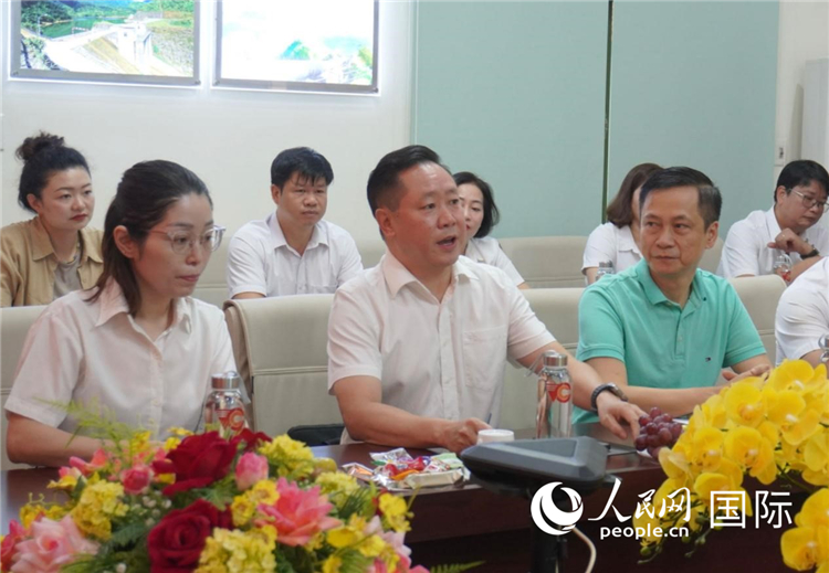 越中電力公司董事長李志雄（前排左二）介紹越南電力情況。葛沙莎攝