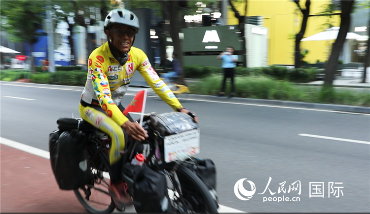 卡里姆·穆斯塔在北京街頭騎行。人民網(wǎng)記者 翟轉(zhuǎn)麗攝