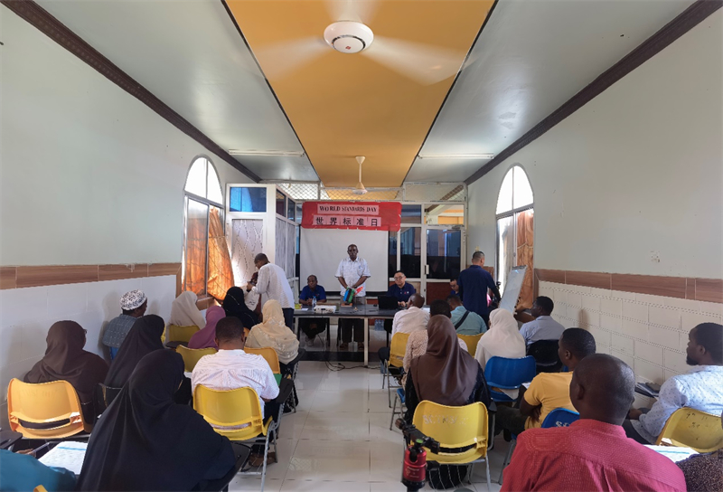 奔巴衛(wèi)生署醫(yī)政處處長(zhǎng)馬蘇德致辭。施亮攝（專家組供圖）