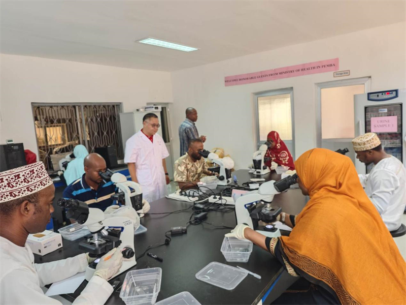 實(shí)驗(yàn)室操作培訓(xùn)現(xiàn)場(chǎng)。徐張懿攝。（專家組供圖）