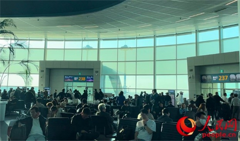 仁川機場等待登機的旅客。人民網(wǎng) 李帆攝