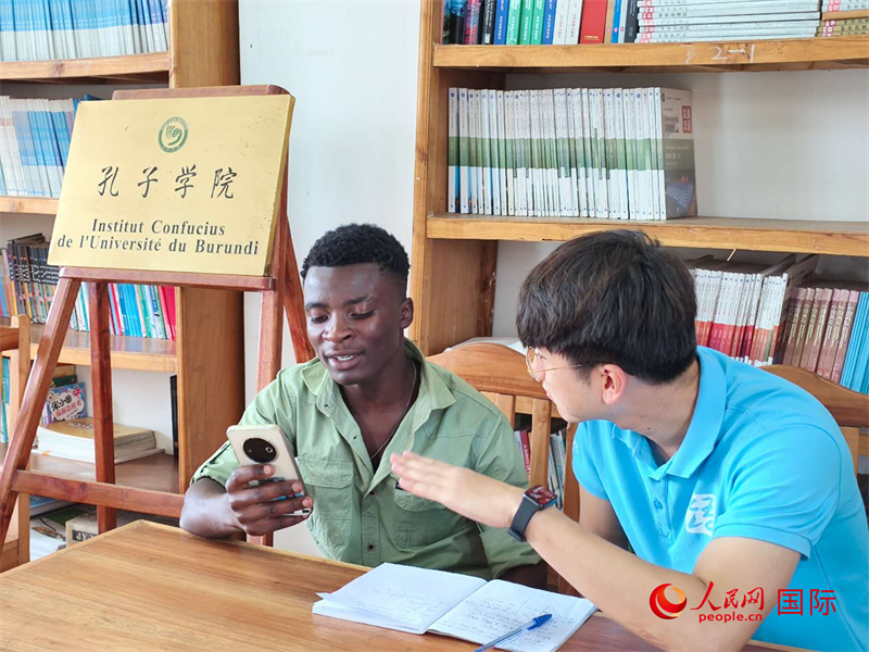 孔院教師在輔導(dǎo)學(xué)生。人民網(wǎng)記者 黃培昭攝