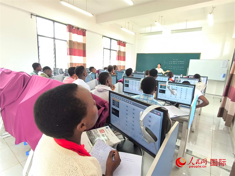 學(xué)生們在課堂上認真聽講。人民網(wǎng)記者 黃培昭攝