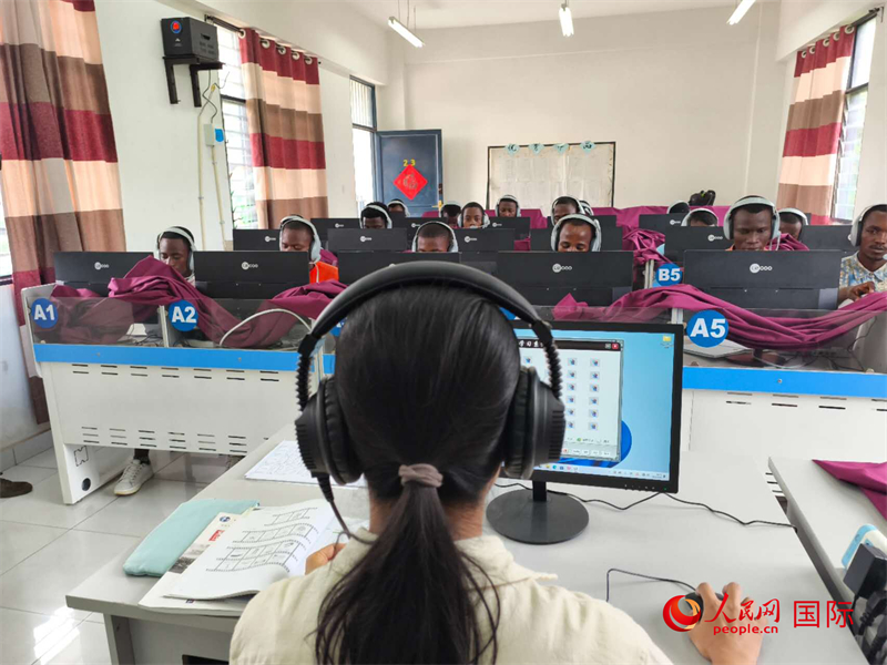 在聽力教室內(nèi) 。人民網(wǎng)記者 黃培昭攝