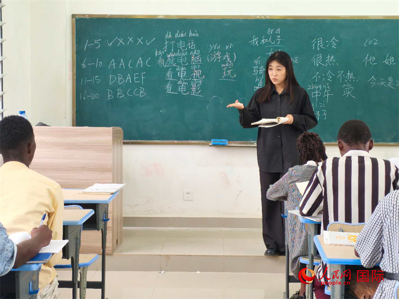 中國老師在給學(xué)生們講課。人民網(wǎng)記者 黃培昭攝