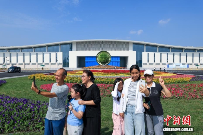 8月31日，天津，市民在2025年上海合作組織峰會(huì)主會(huì)場外自拍。當(dāng)日，2025年上海合作組織峰會(huì)在天津舉行。<a target='_blank' href='/'><p  align=