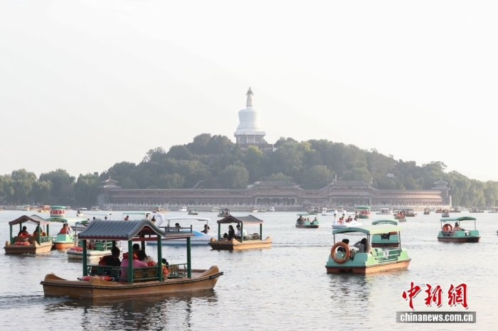 10月7日，國(guó)慶節(jié)、中秋節(jié)假期進(jìn)入尾聲，北京北海公園熱度不減，不少市民游客在公園乘船游玩。<a target='_blank' href='/' _fcksavedurl='/'><p  align=